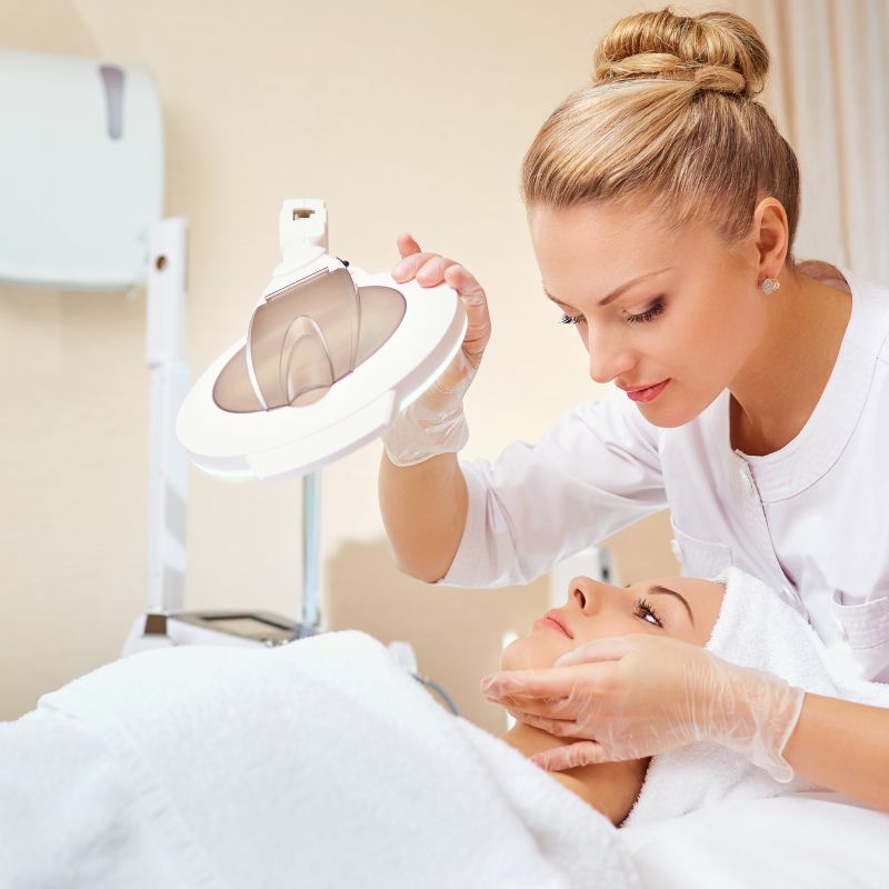 Image of an esthetician performing a fascial.